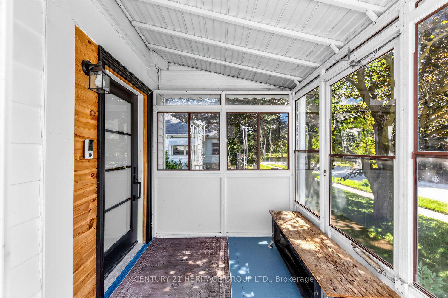 Photo 4 of 92 Kennedy Street E, Aurora, Aurora Village — HOMEH