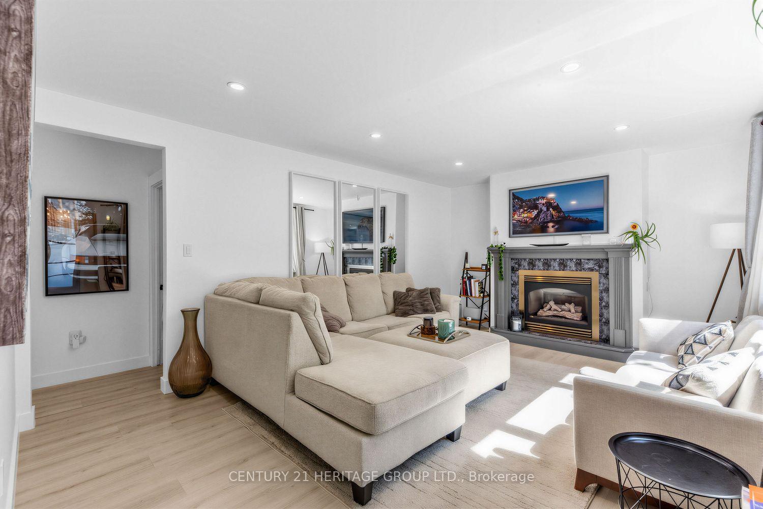 Photo 6 of 92 Kennedy Street E, Aurora, Aurora Village — HOMEH