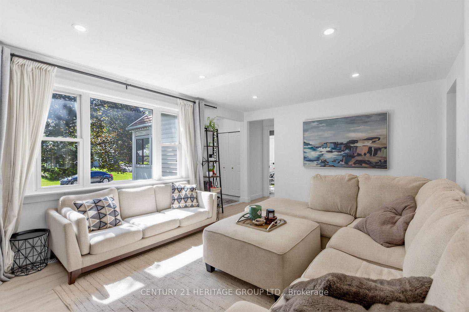 Photo 8 of 92 Kennedy Street E, Aurora, Aurora Village — HOMEH