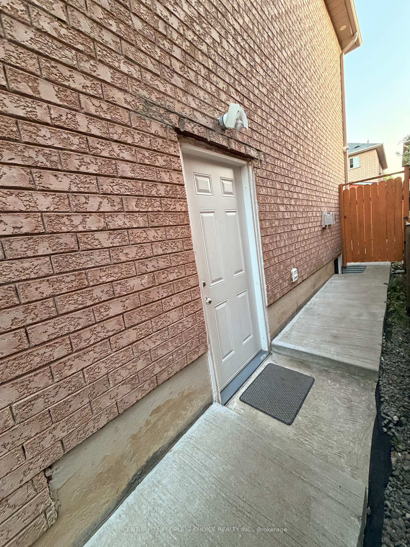 Photo 2 of Unit Unit 2, 36 Allangrove Drive, Brampton, Fletcher's Meadow — HOMEH