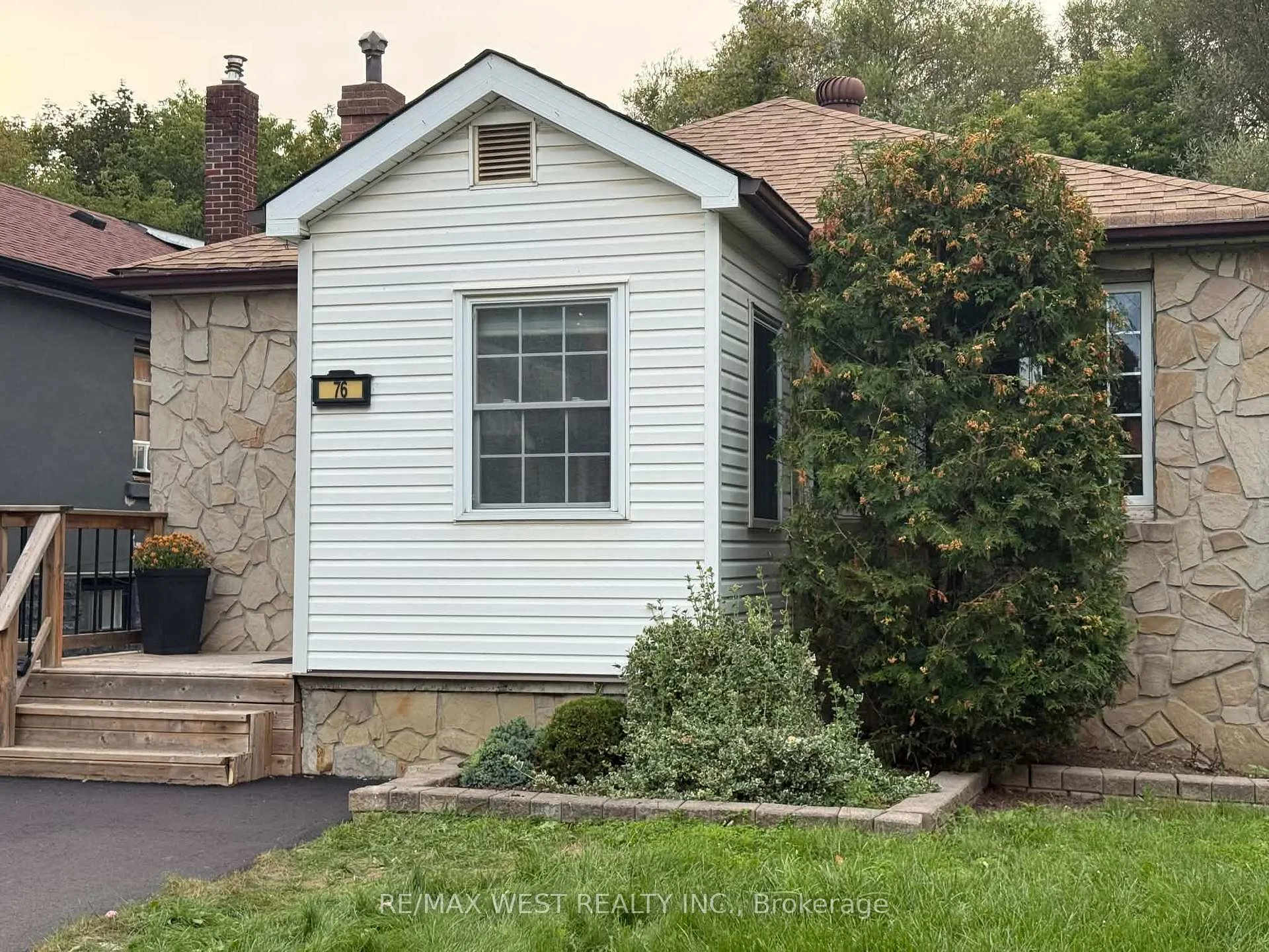 Photo 4 of 76 Laburnham Avenue, Etobicoke, Long Branch — HOMEH