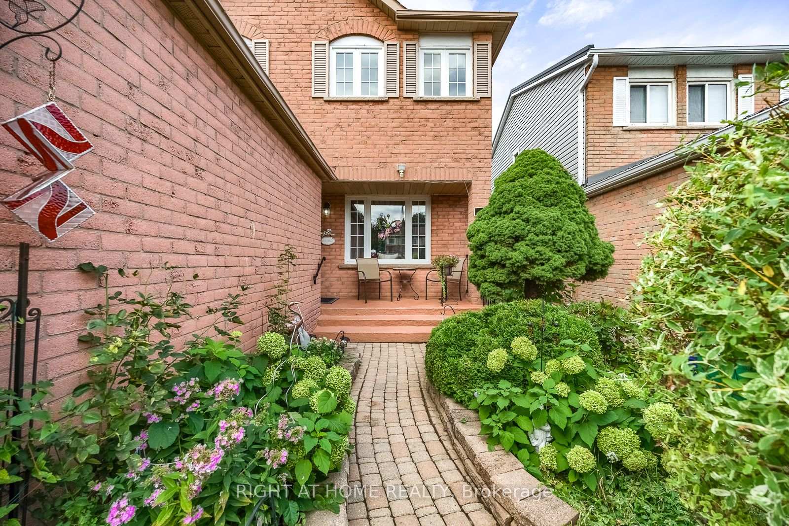 Photo 9 of 54 Niagara Place, Brampton, Westgate — HOMEH