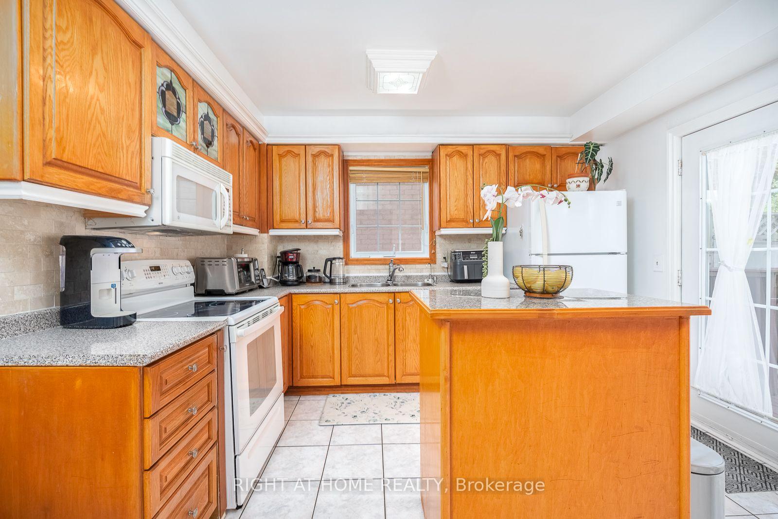 Photo 32 of 54 Niagara Place, Brampton, Westgate — HOMEH