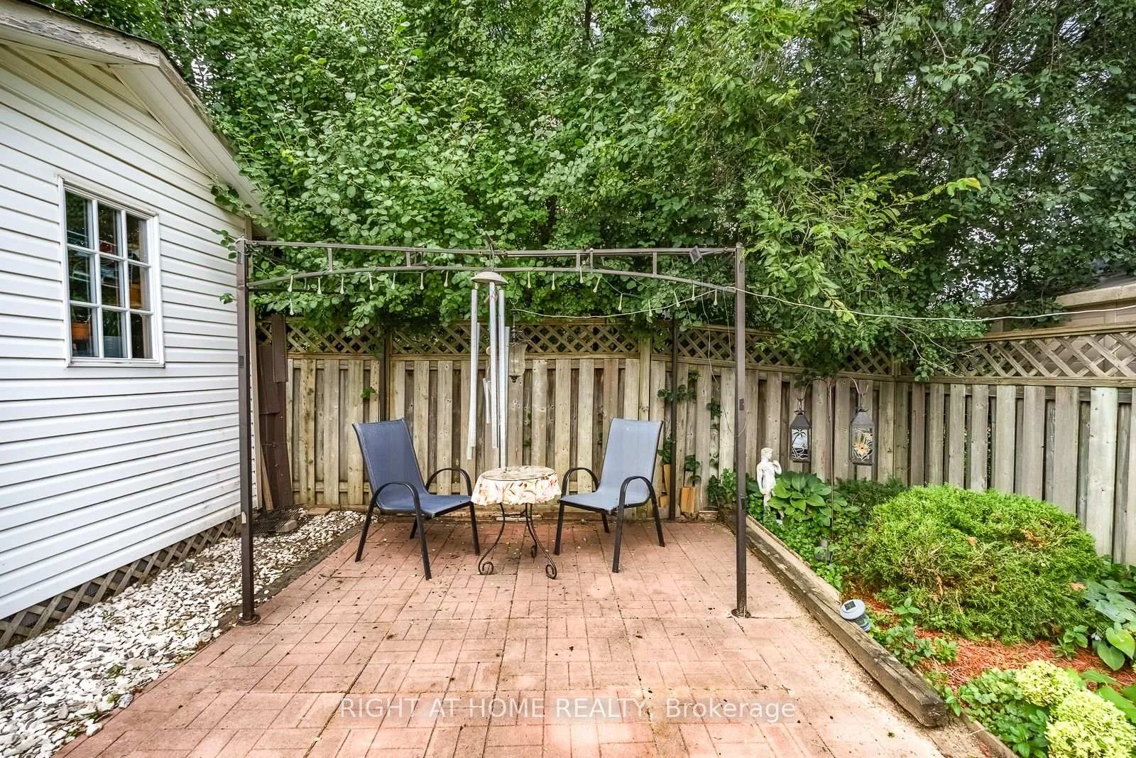 Photo 13 of 54 Niagara Place, Brampton, Westgate — HOMEH