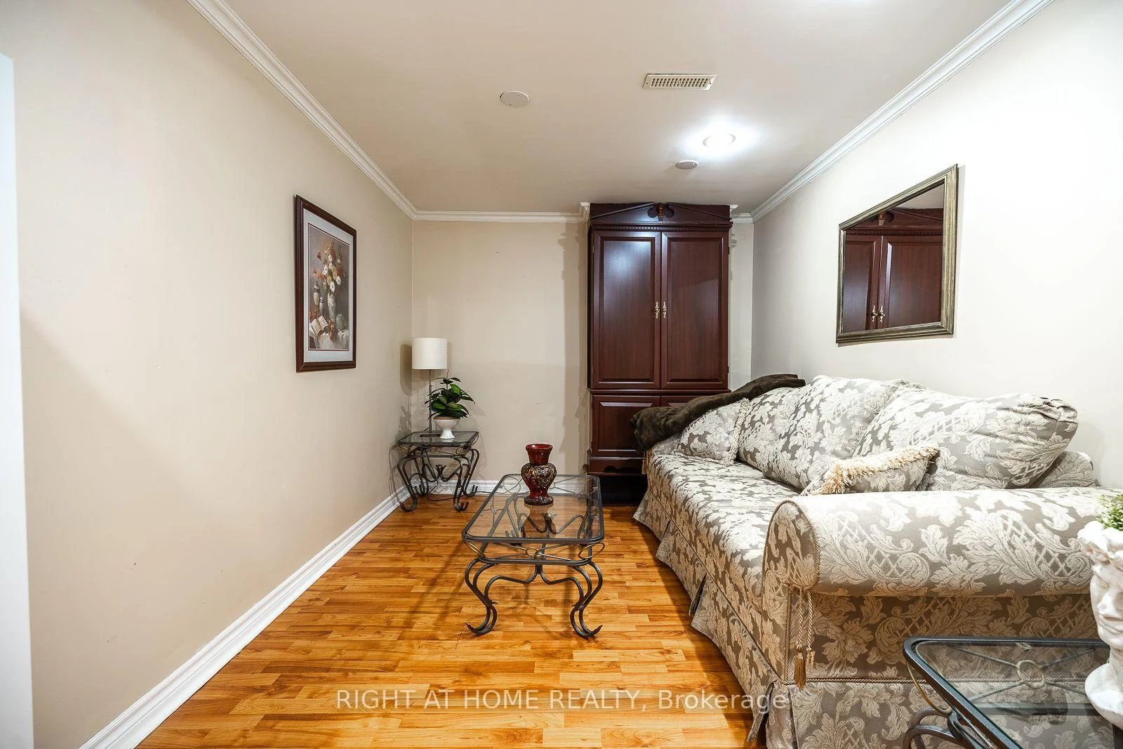 Photo 37 of 54 Niagara Place, Brampton, Westgate — HOMEH