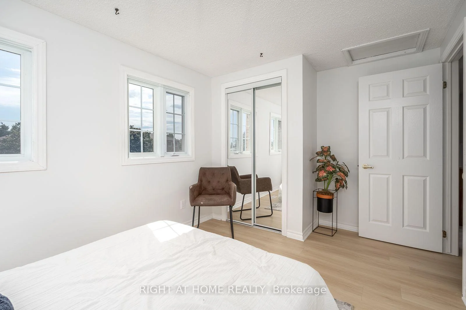 Photo 51 of 54 Niagara Place, Brampton, Westgate — HOMEH
