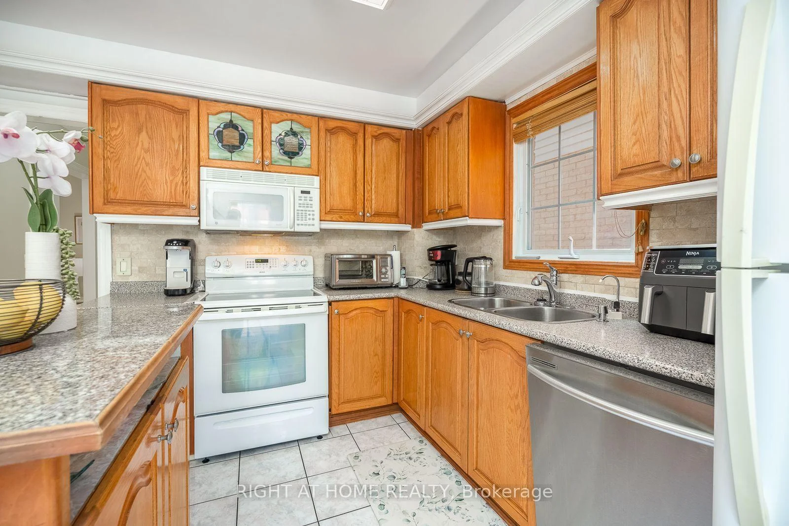 Photo 72 of 54 Niagara Place, Brampton, Westgate — HOMEH