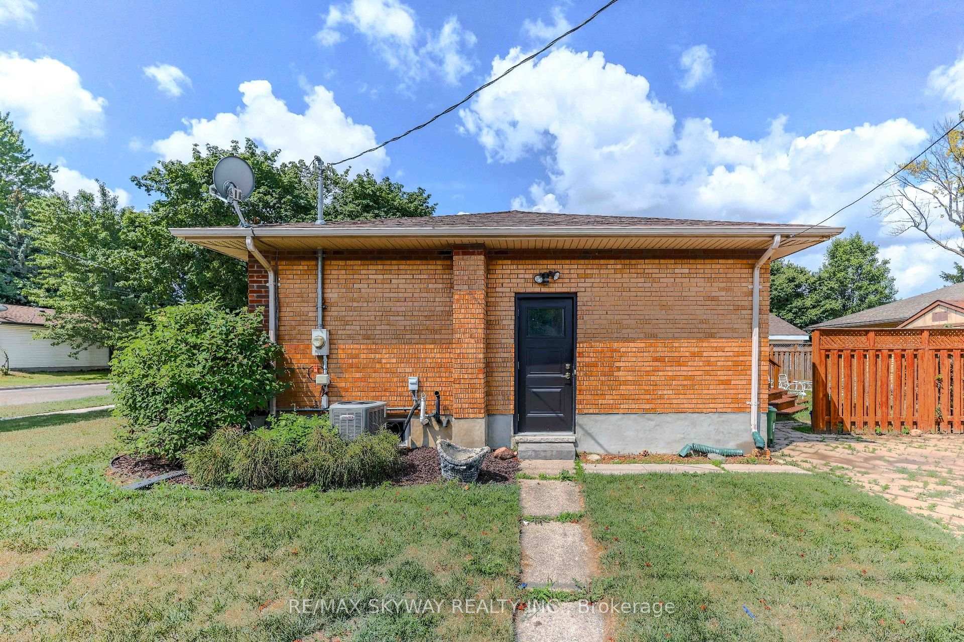 Photo 4 of 724 Brant Street, London, East C — HOMEH