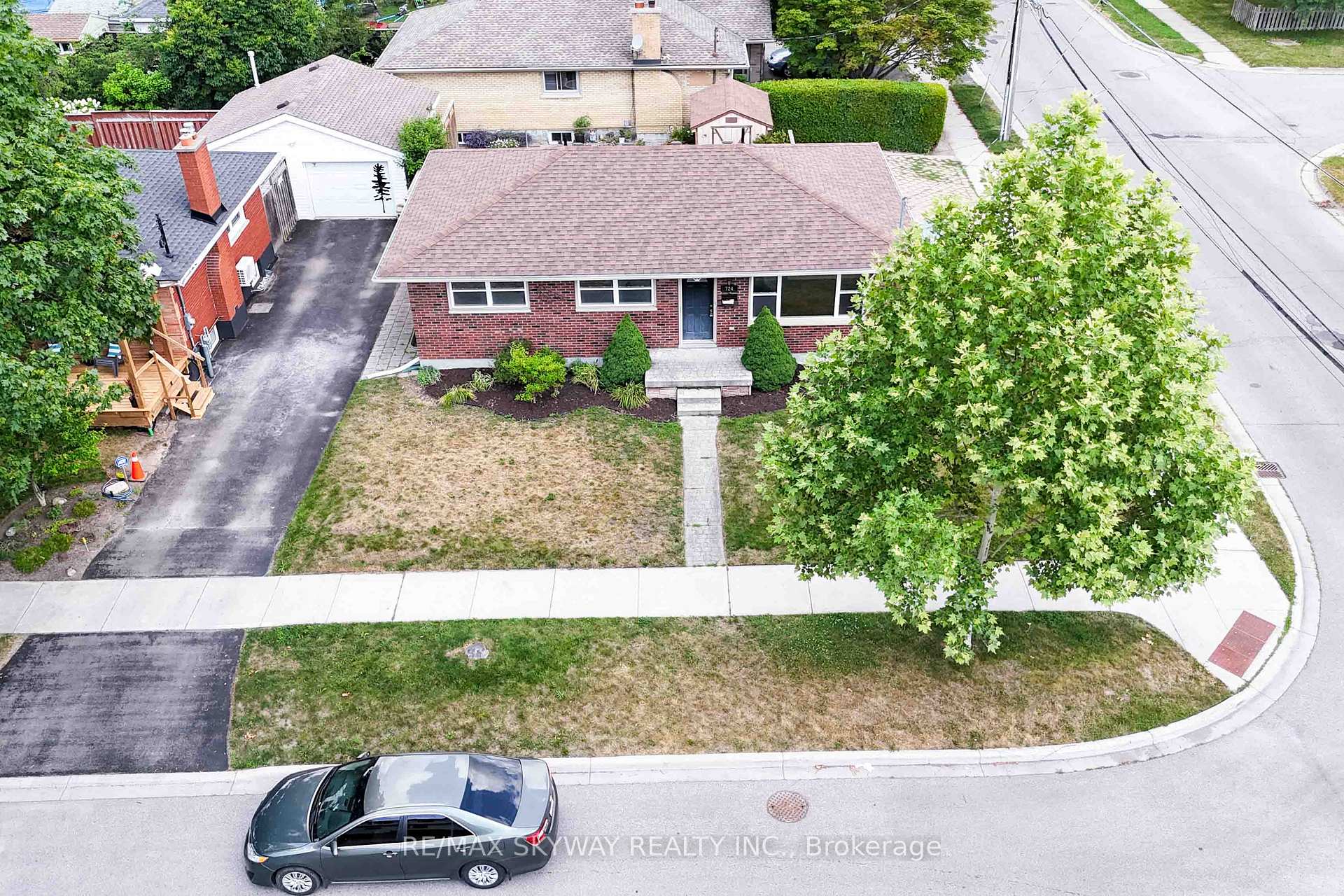 Photo 10 of 724 Brant Street, London, East C — HOMEH