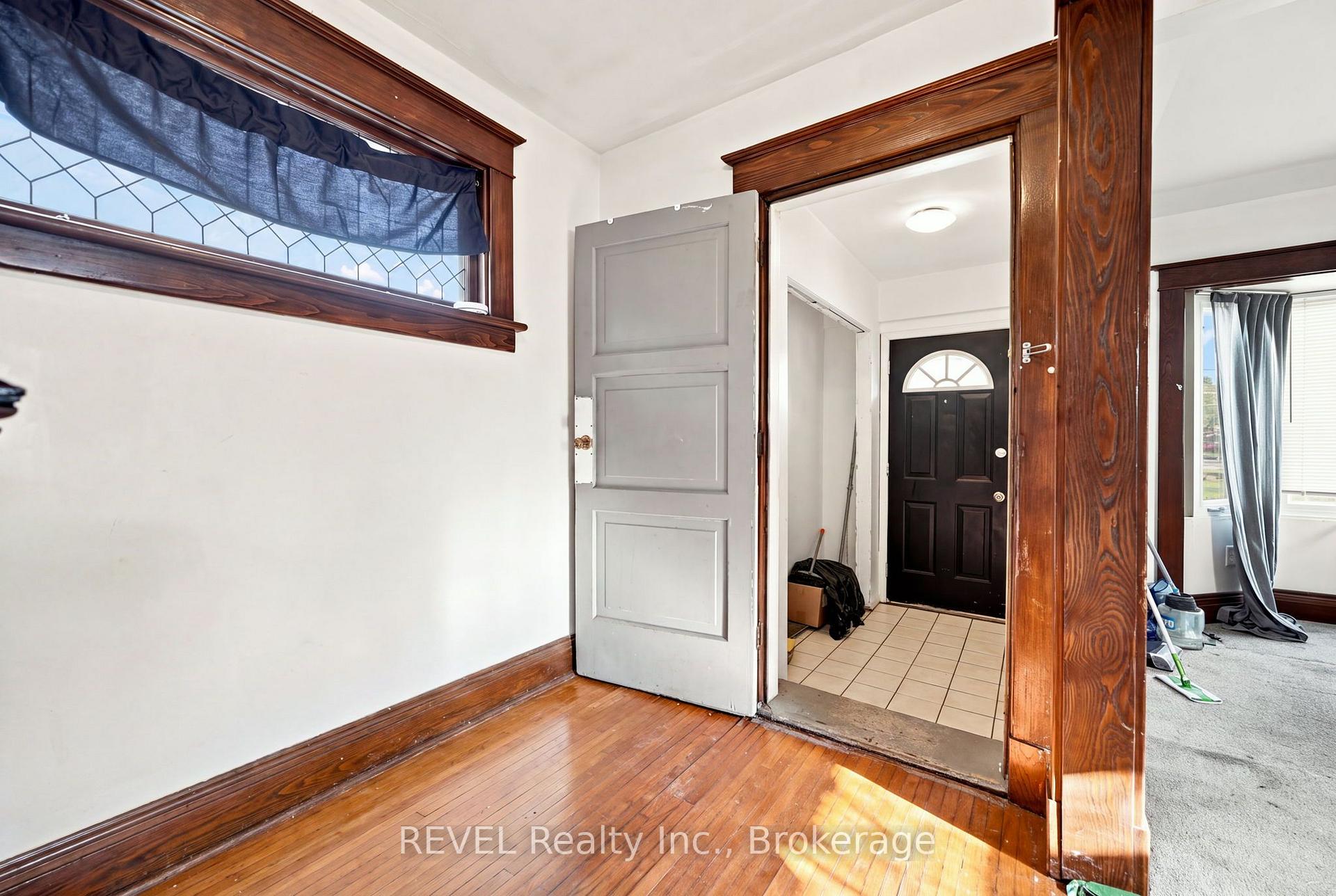 Photo 4 of 4960 Willmott Street, Niagara Falls, Cherrywood — HOMEH