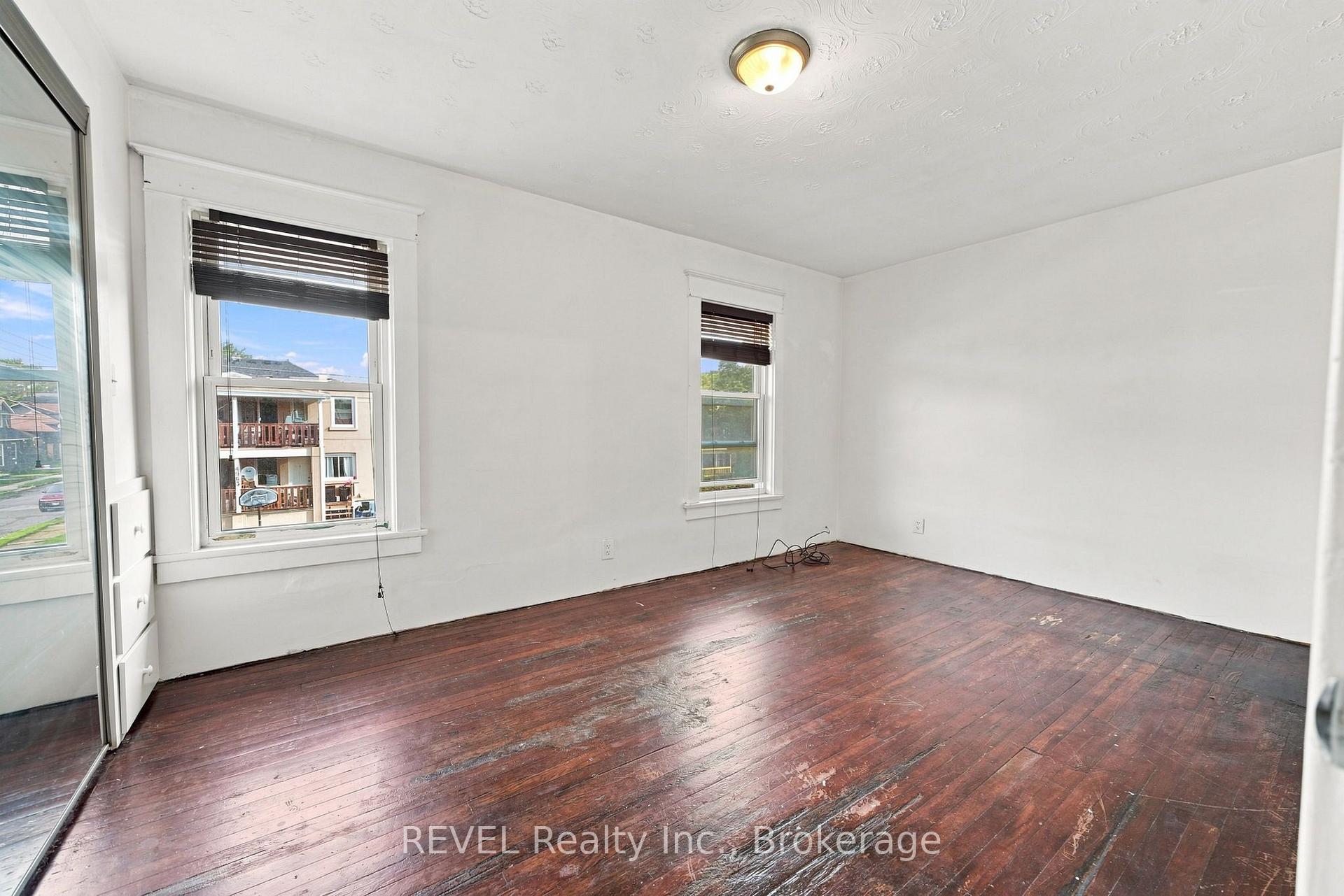 Photo 14 of 4960 Willmott Street, Niagara Falls, Cherrywood — HOMEH