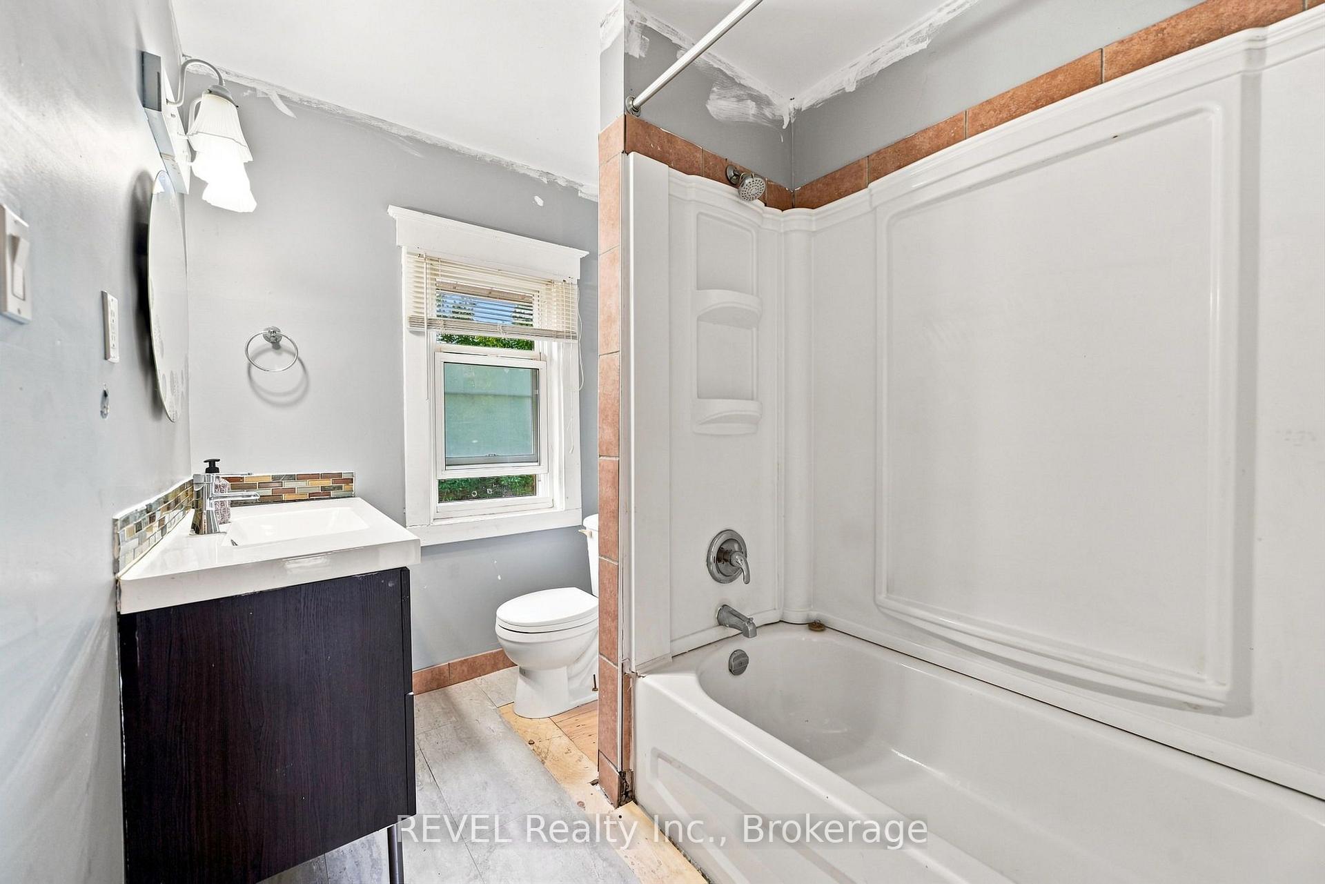 Photo 18 of 4960 Willmott Street, Niagara Falls, Cherrywood — HOMEH