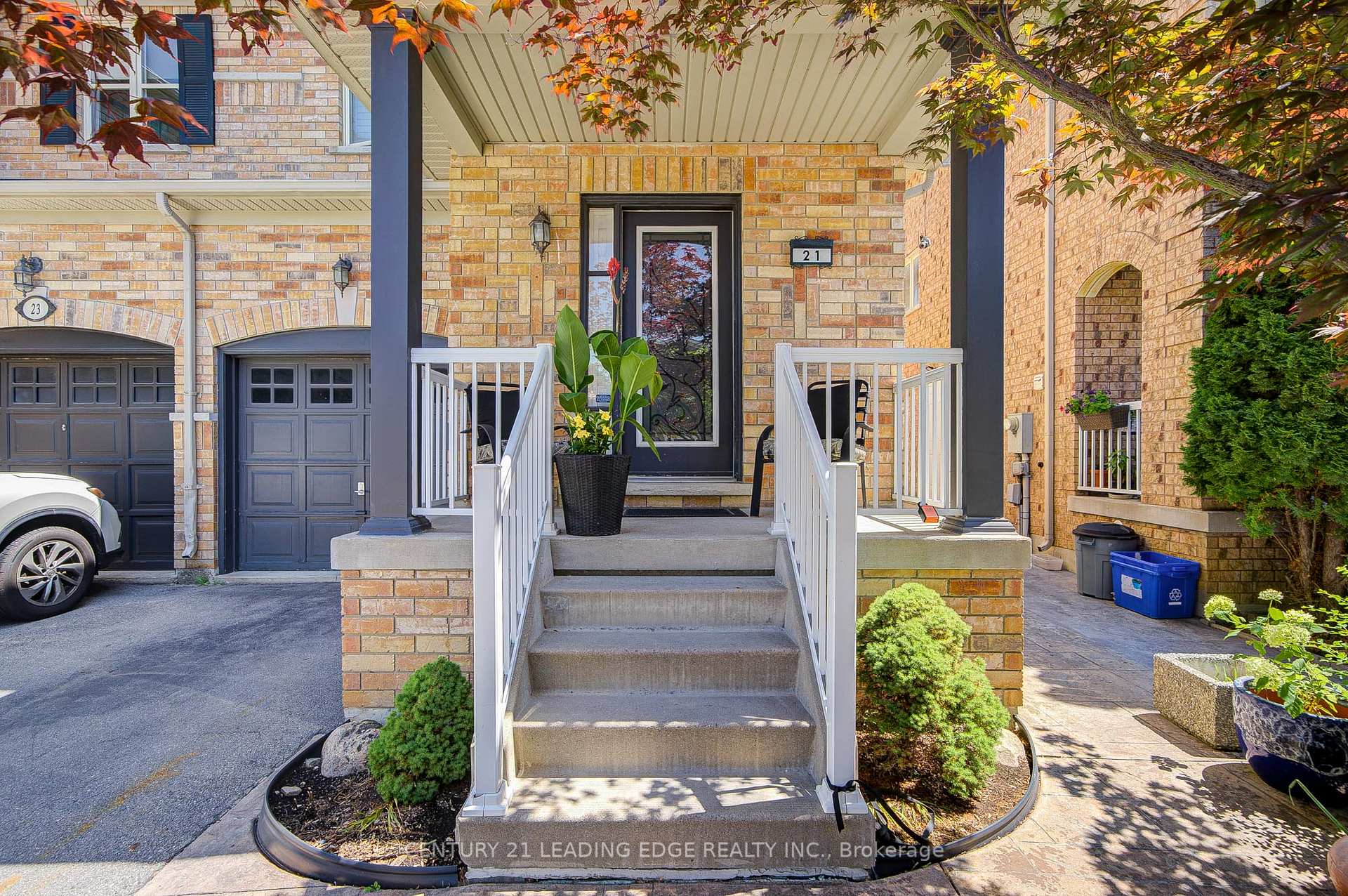 Photo 2 of 21 Treasure Hill Road, Vaughan, Maple — HOMEH