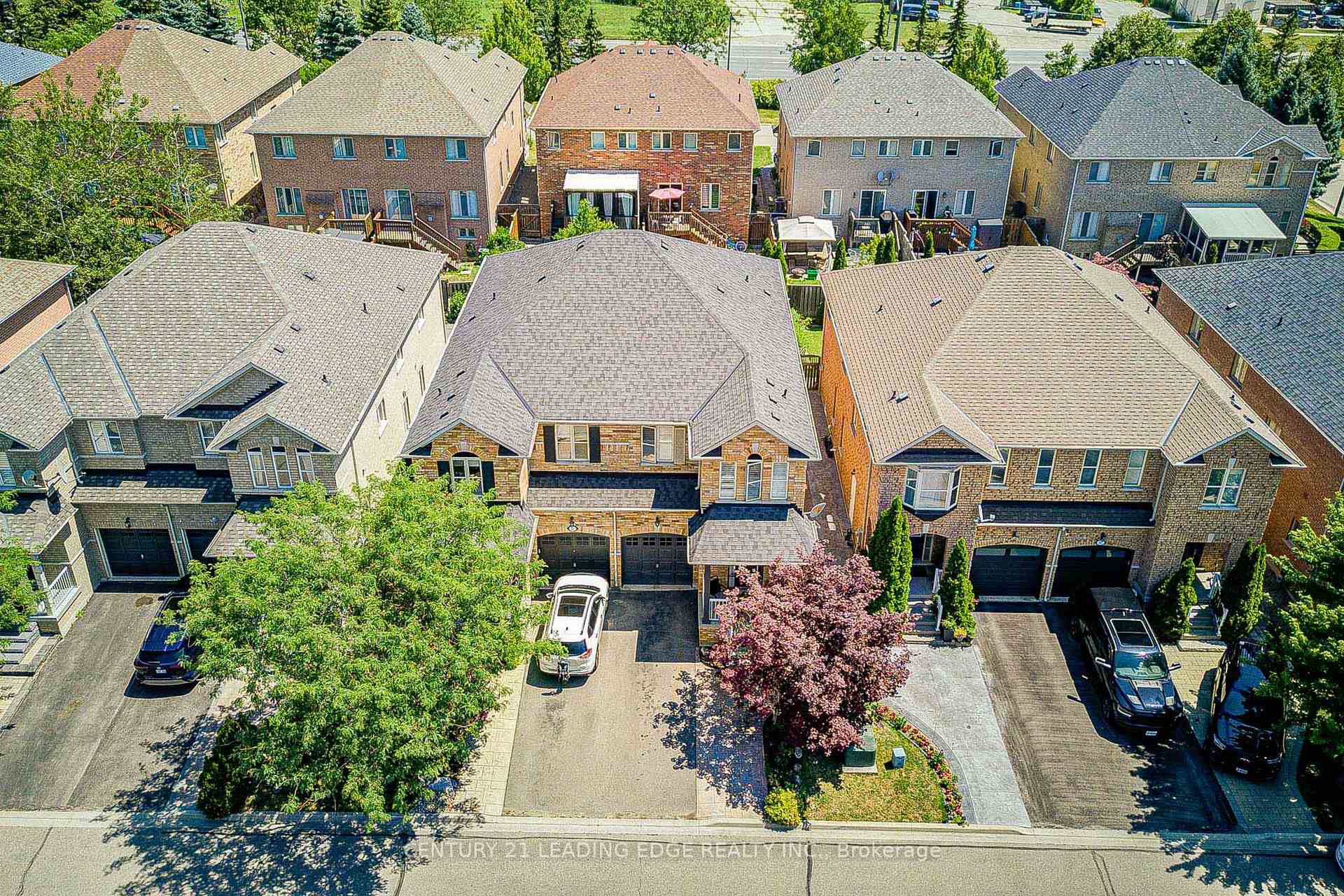 Photo 3 of 21 Treasure Hill Road, Vaughan, Maple — HOMEH