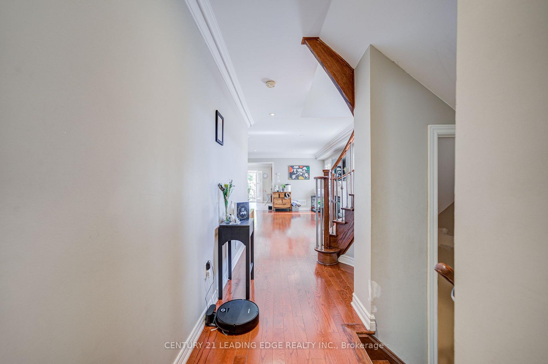 Photo 8 of 21 Treasure Hill Road, Vaughan, Maple — HOMEH