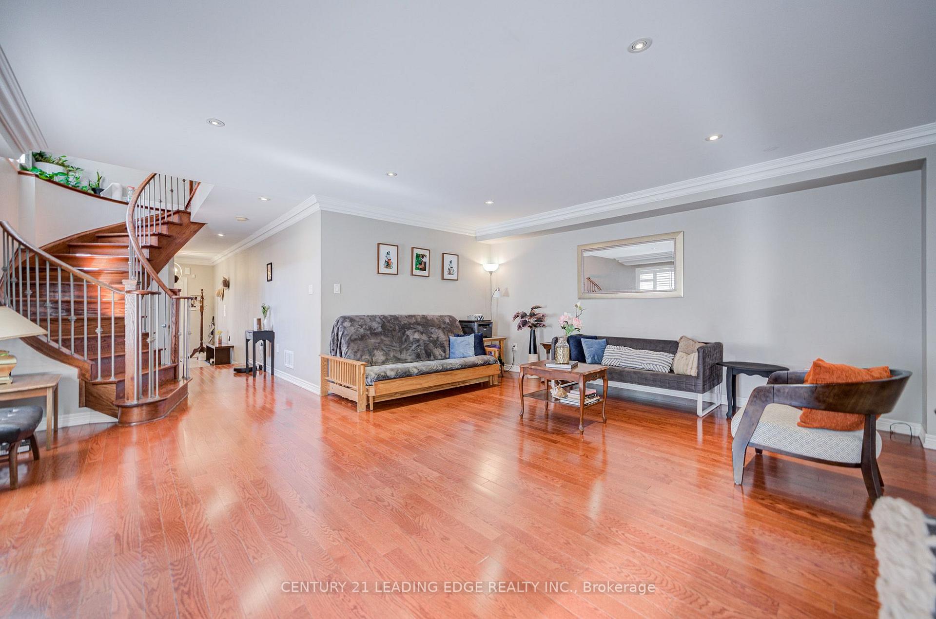 Photo 10 of 21 Treasure Hill Road, Vaughan, Maple — HOMEH