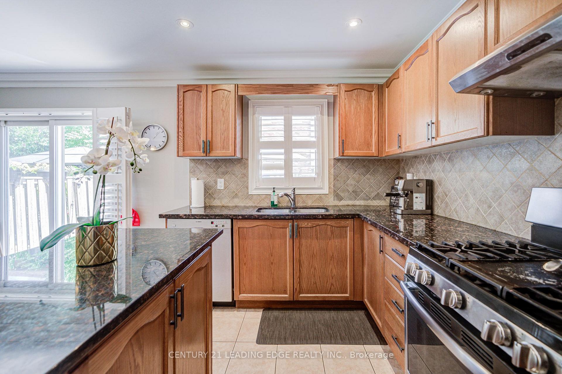 Photo 16 of 21 Treasure Hill Road, Vaughan, Maple — HOMEH