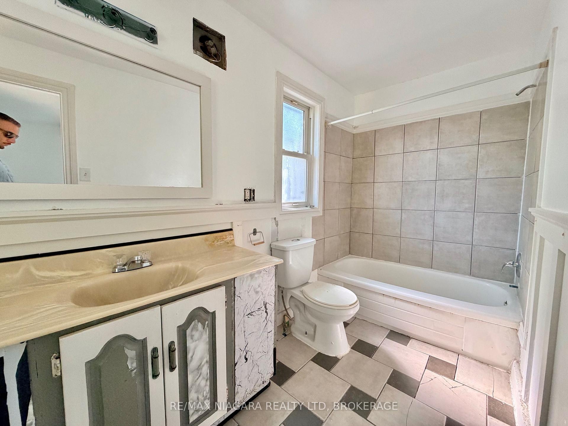 Photo 10 of 21 Fifth Street, Welland, Lincoln/Crowland — HOMEH
