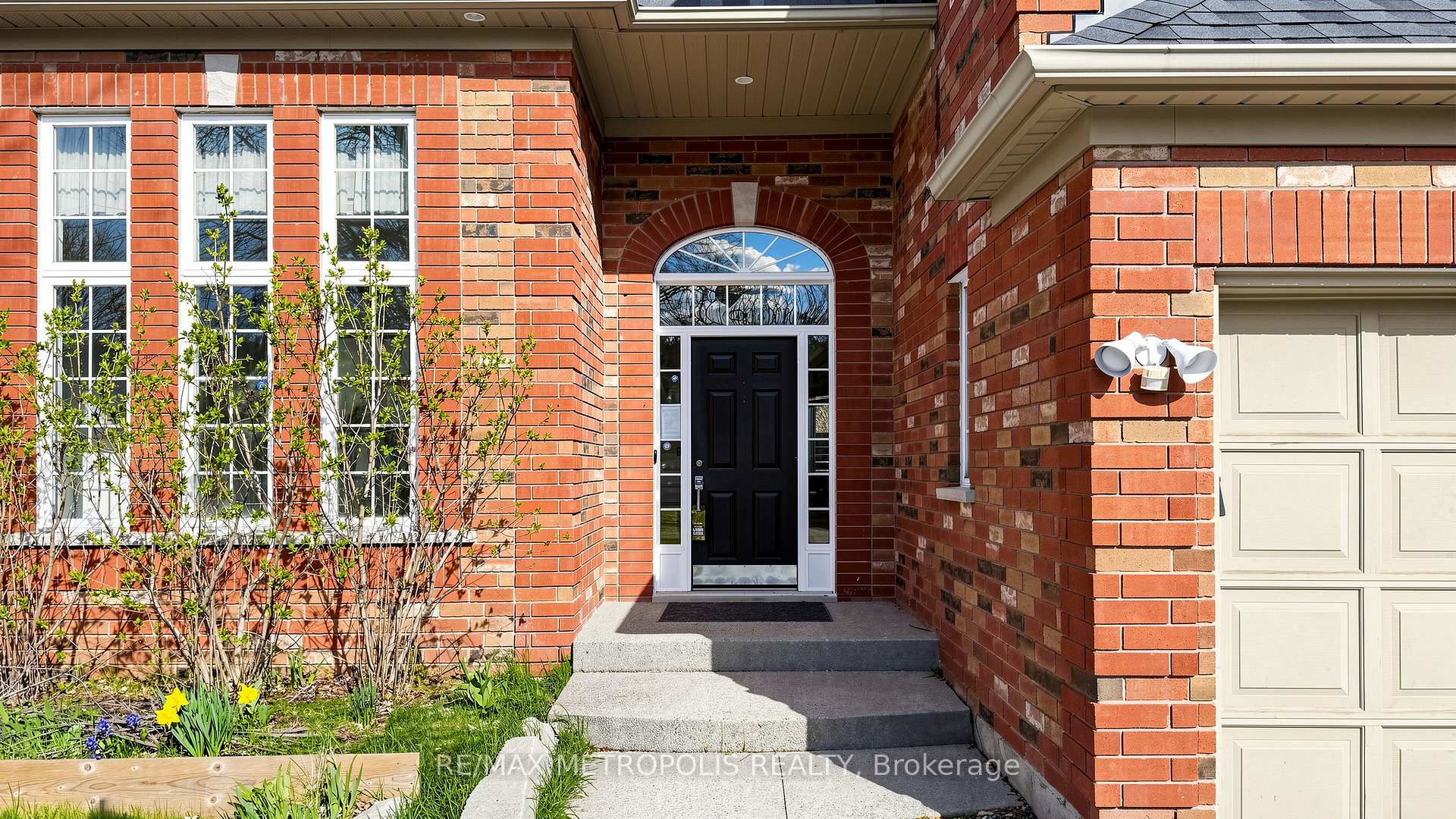 Photo 3 of 183 Valmont Court, Hamilton, Ancaster — HOMEH