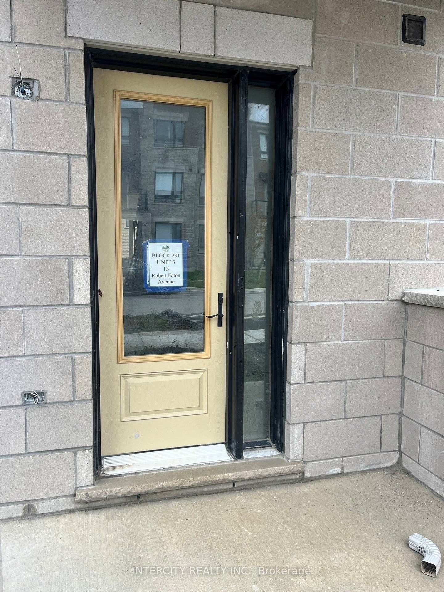 Photo 2 of Unit (Block 231 Unit 3), 13 Robert Eaton Avenue, Markham, Middlefield — HOMEH