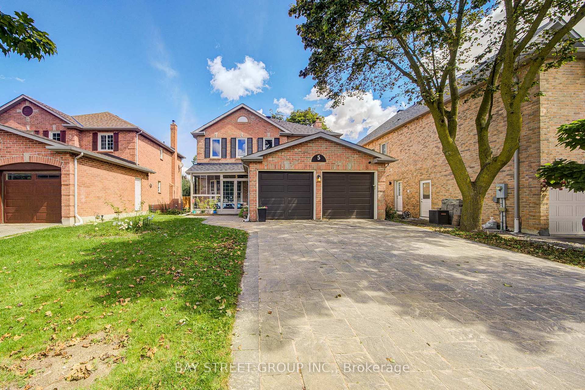 Photo 2 of 5 Captain Francis Drive, Markham, Buttonville — HOMEH