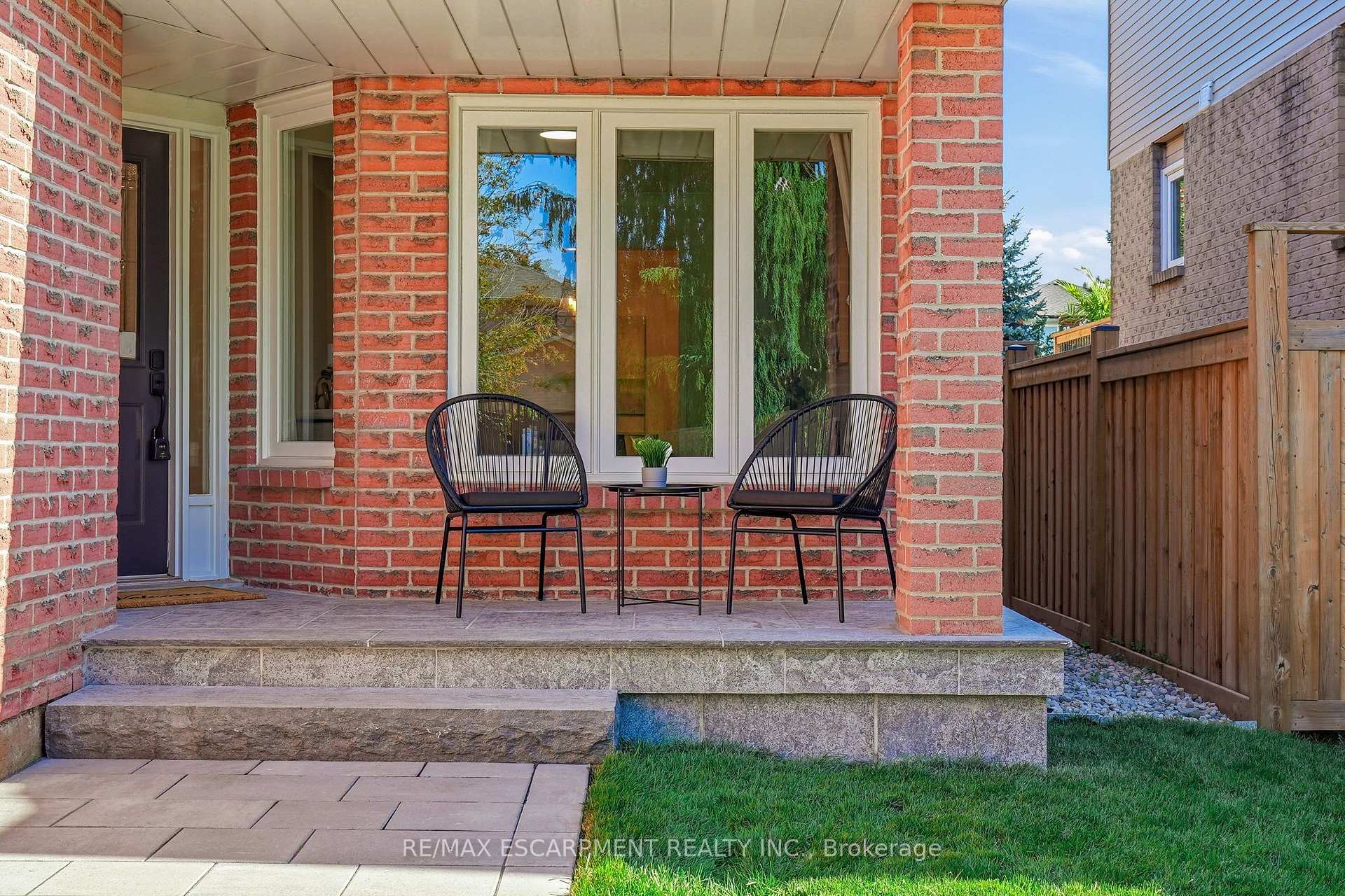 Photo 3 of 551 Deerhurst Drive, Burlington, Appleby — HOMEH