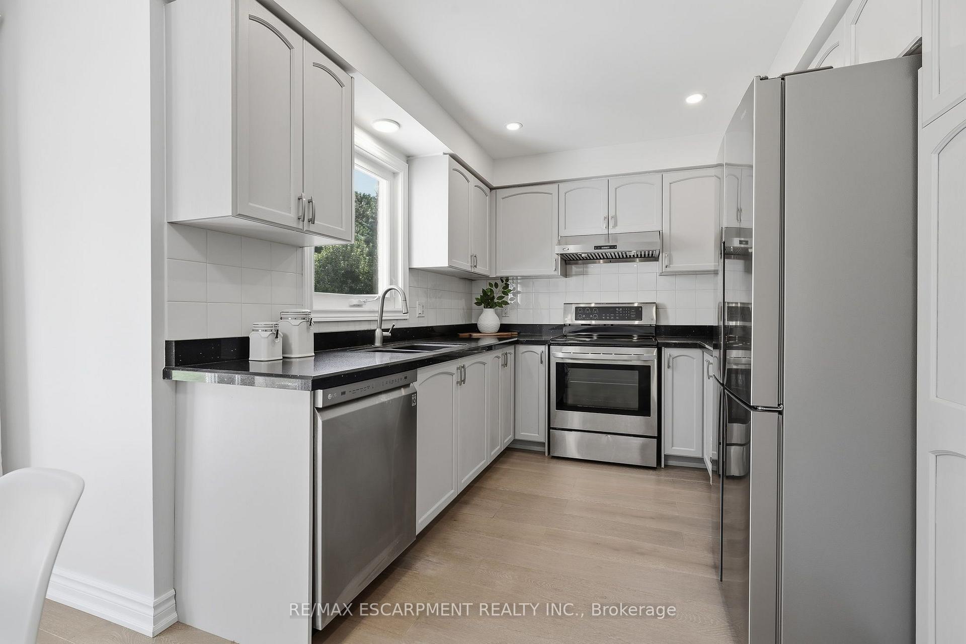 Photo 14 of 551 Deerhurst Drive, Burlington, Appleby — HOMEH