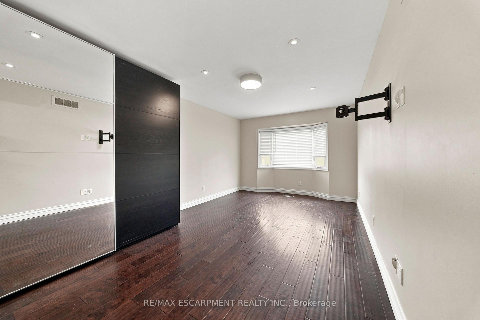 Photo 26 of 96 Laurendale Avenue, Hamilton, Waterdown — HOMEH