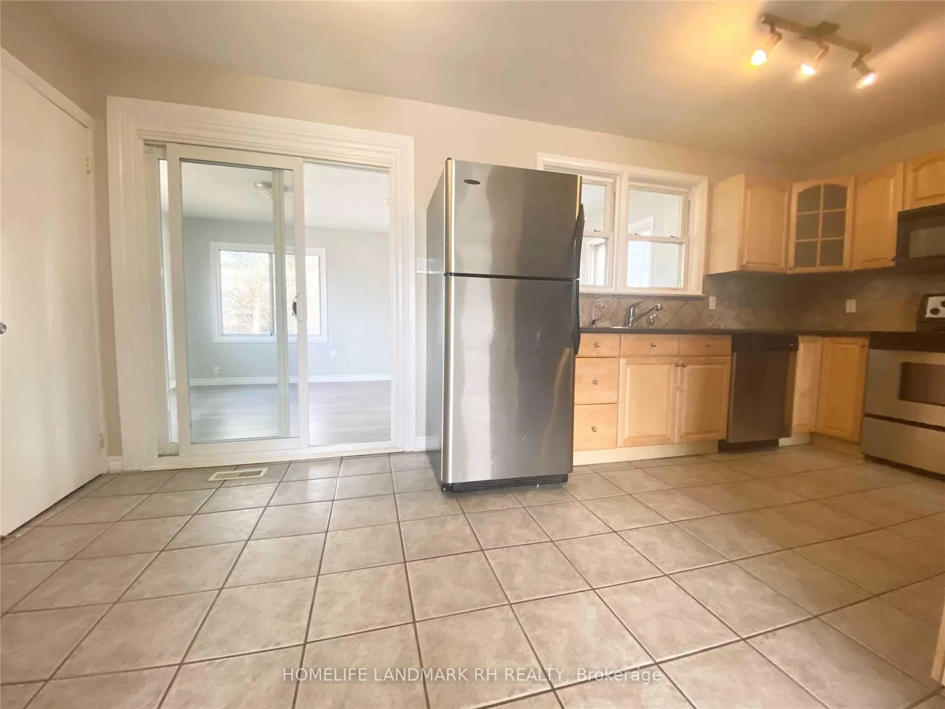 Photo 10 of 114 Hollingsworth Drive, King, King City — HOMEH