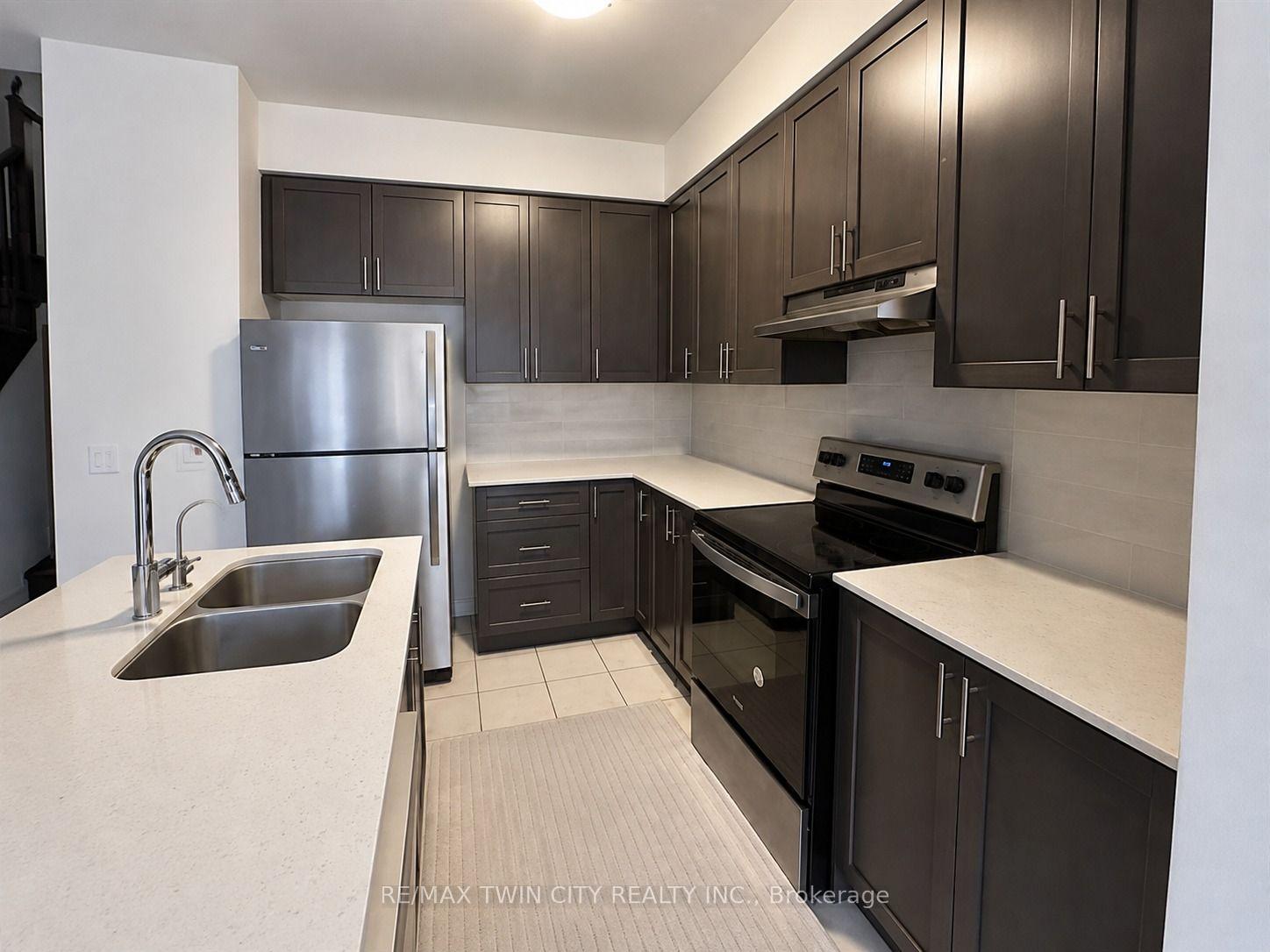 Photo 4 of 207 Broadacre Drive, Kitchener, Victoria Hills — HOMEH