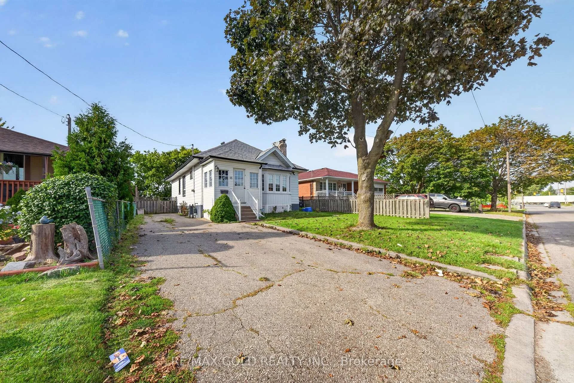 Photo 4 of 15 Beverley Street, Mississauga, Malton — HOMEH