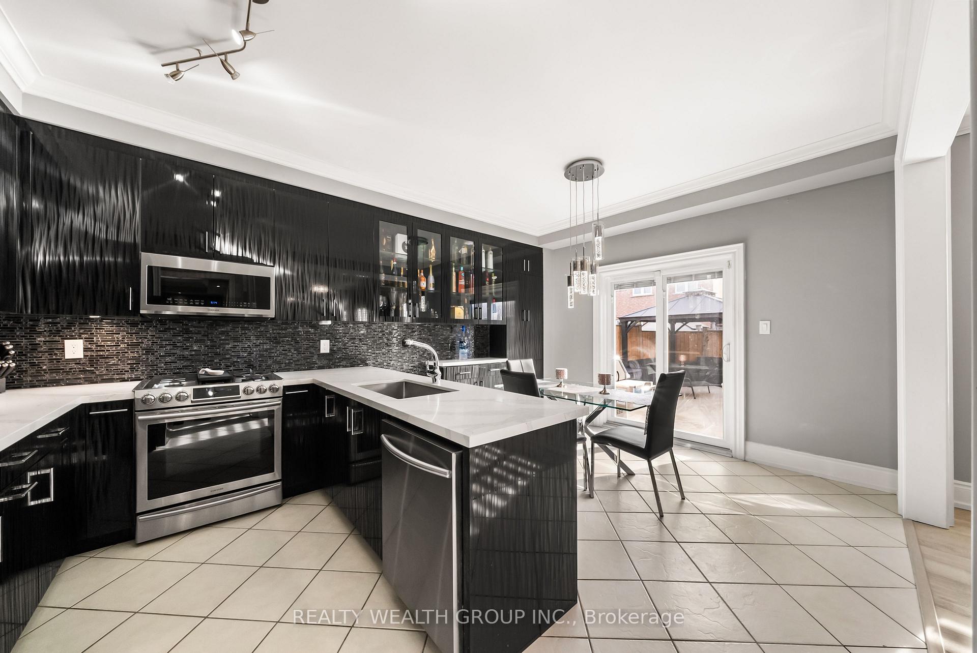 Photo 13 of 185 Regency View Heights, Vaughan, Rural Vaughan — HOMEH