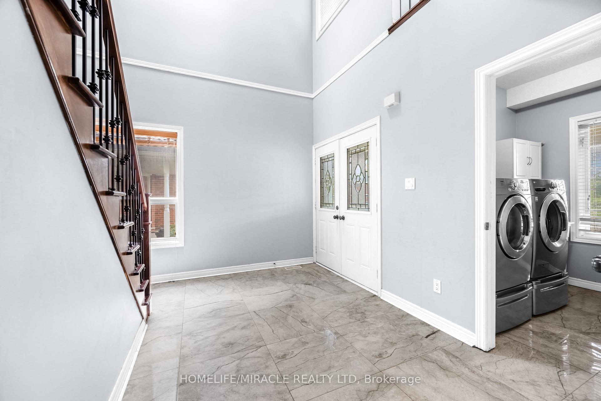 Photo 7 of 4 Clairfields Drive W, Guelph, Clairfields/Hanlon Business Park — HOMEH