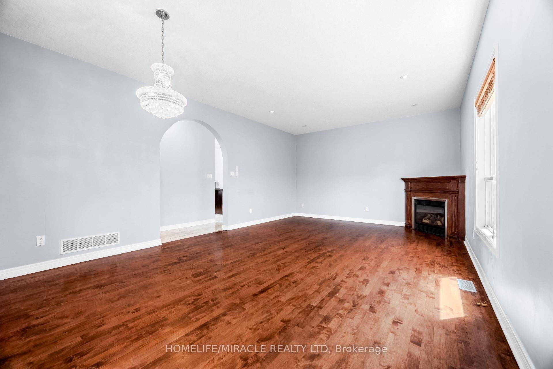 Photo 9 of 4 Clairfields Drive W, Guelph, Clairfields/Hanlon Business Park — HOMEH