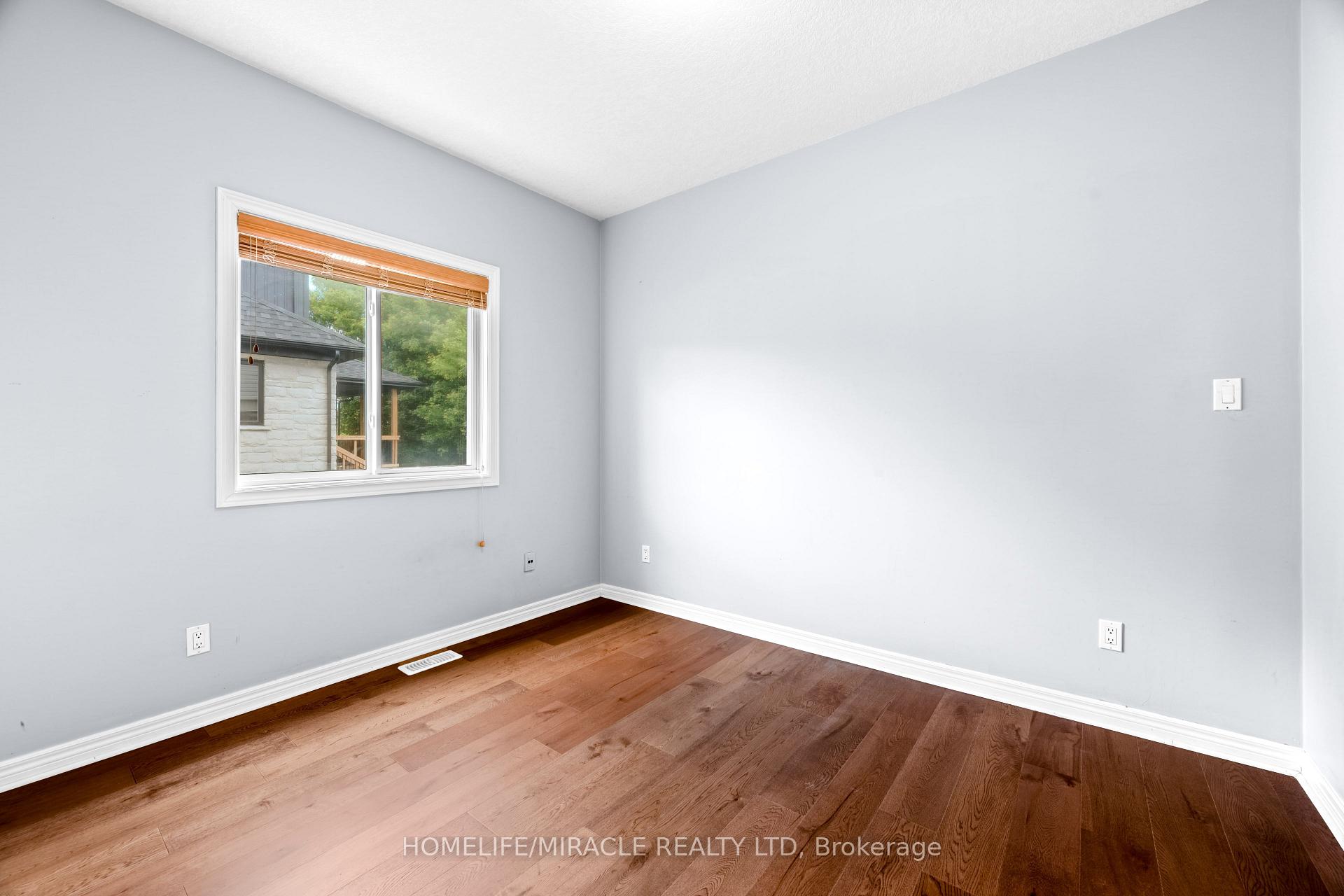 Photo 13 of 4 Clairfields Drive W, Guelph, Clairfields/Hanlon Business Park — HOMEH