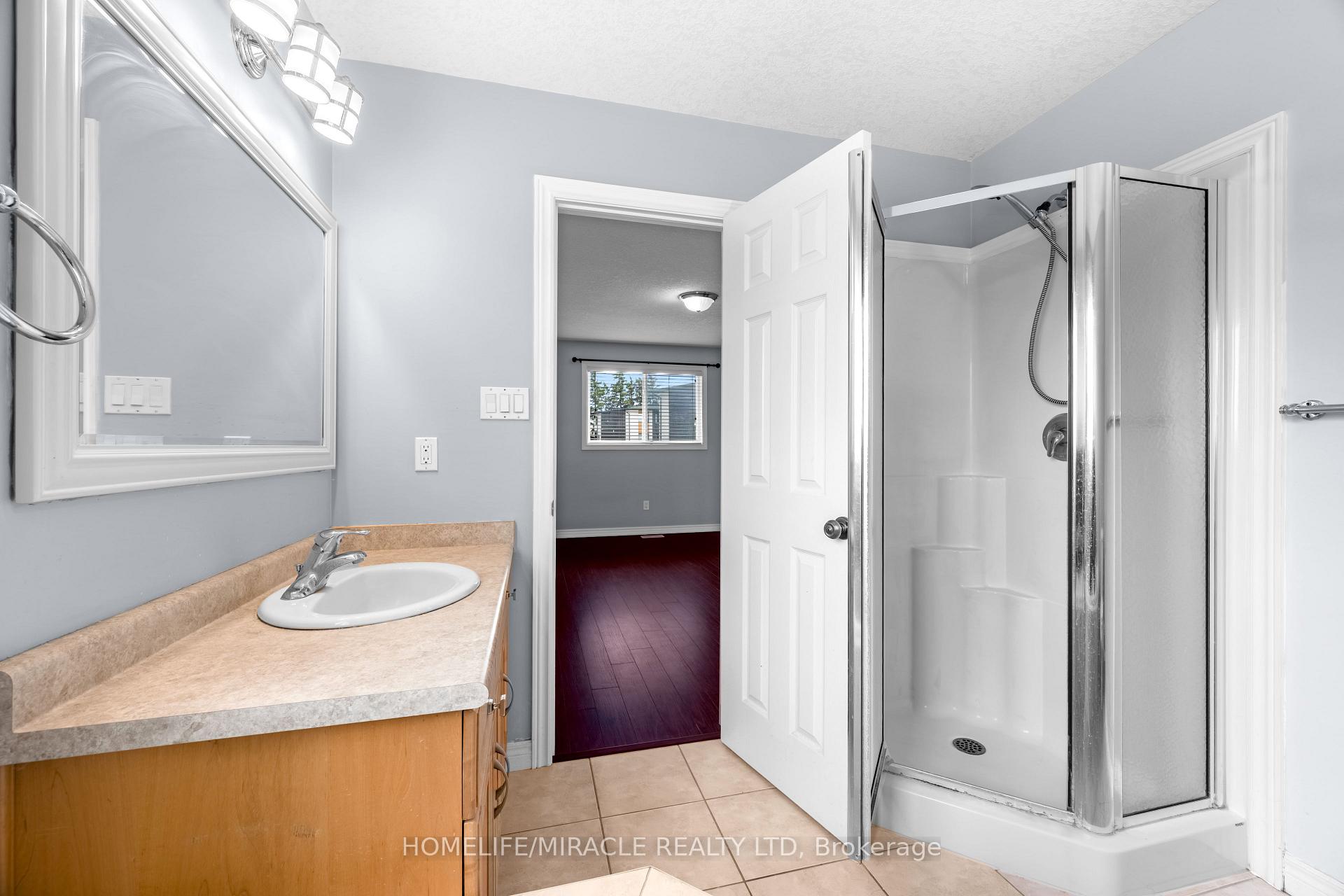 Photo 32 of 4 Clairfields Drive W, Guelph, Clairfields/Hanlon Business Park — HOMEH