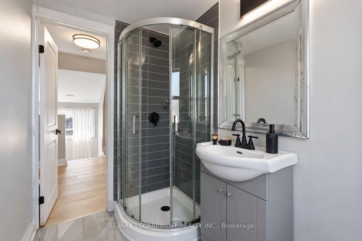 Photo 17 of 106 Barnesdale Avenue N, Hamilton, Stipley — HOMEH