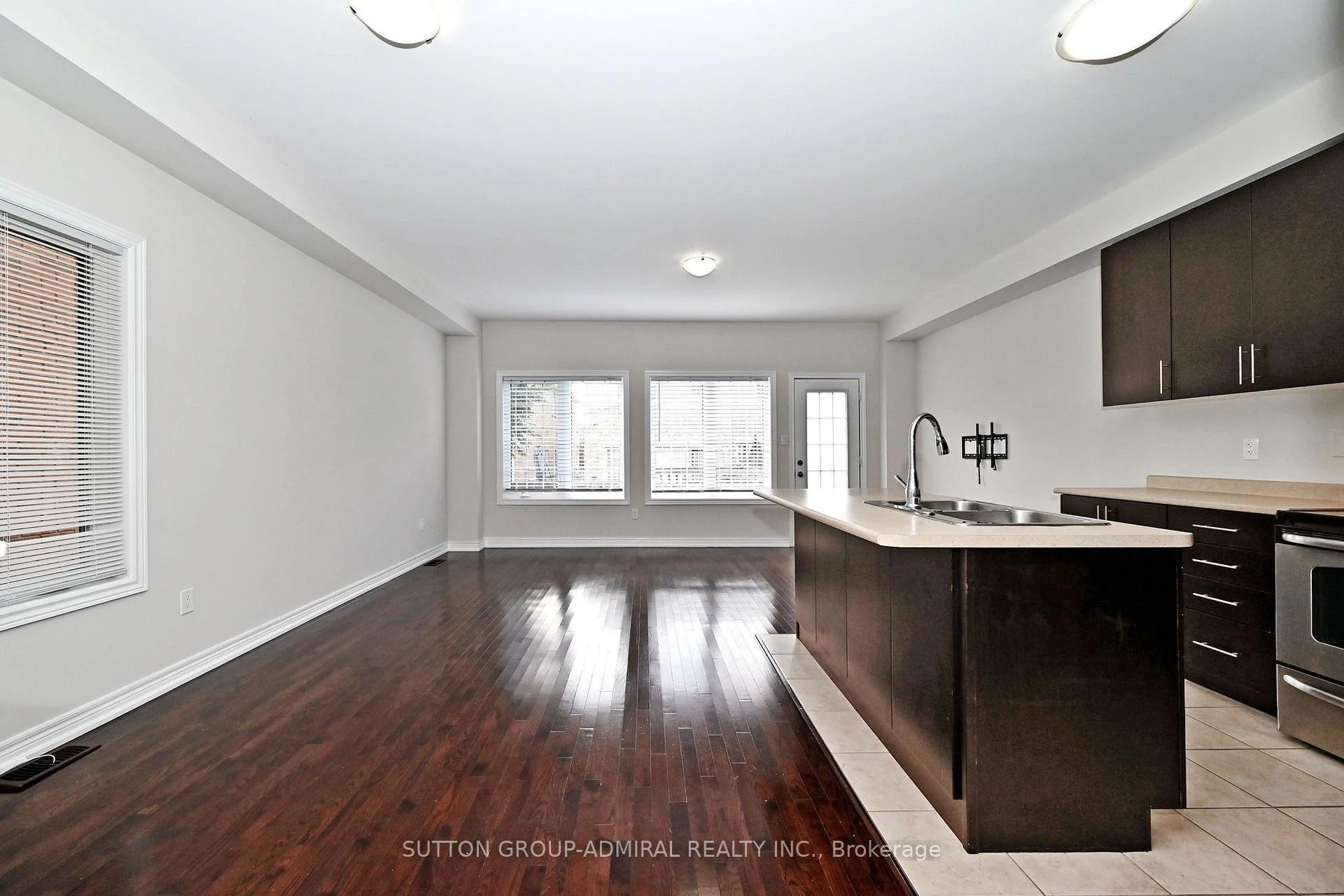 Photo 10 of 110 Southdown Avenue, Vaughan, Patterson — HOMEH