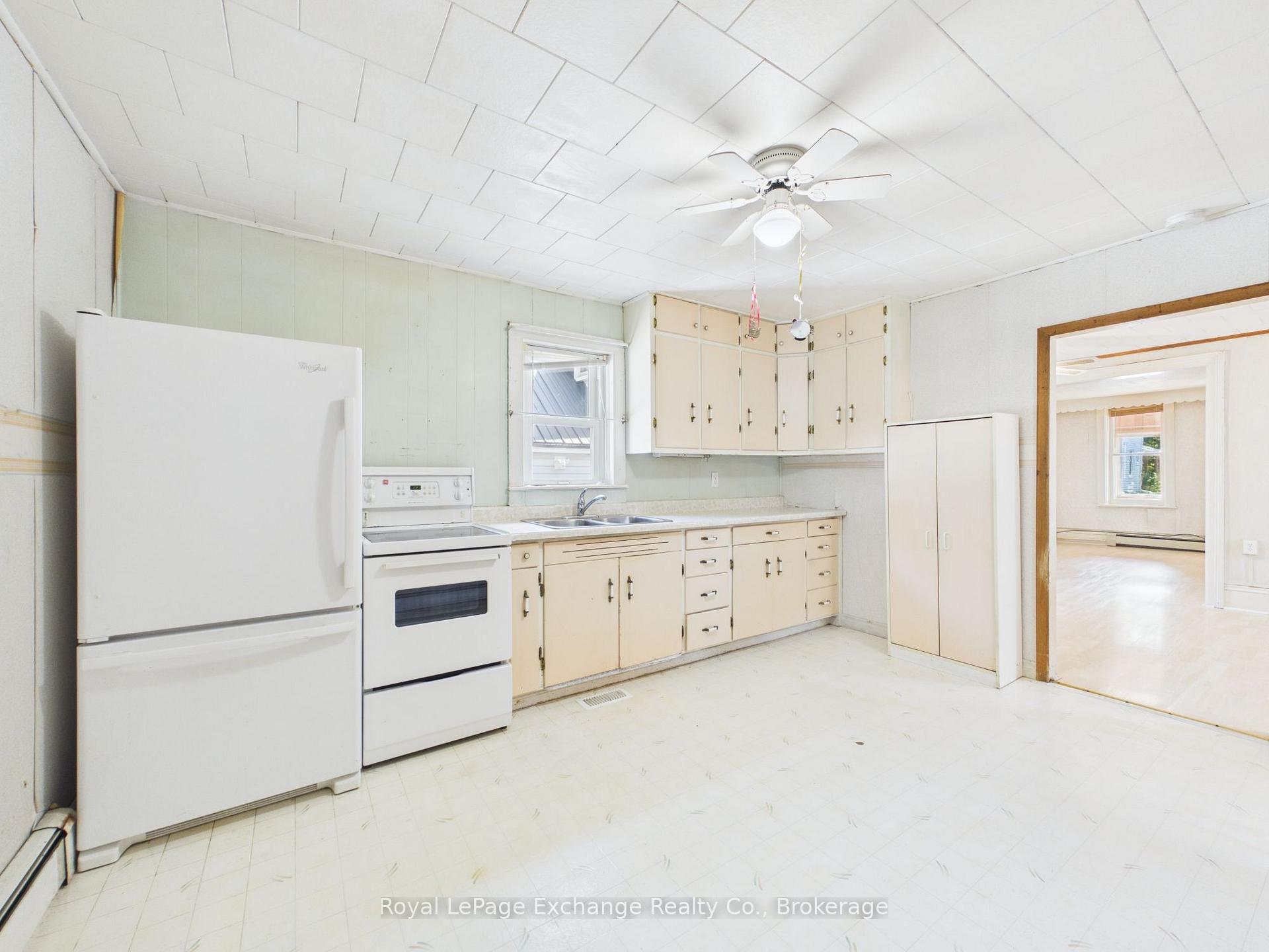 Photo 5 of 856 Olde Victoria Street, Kincardine — HOMEH