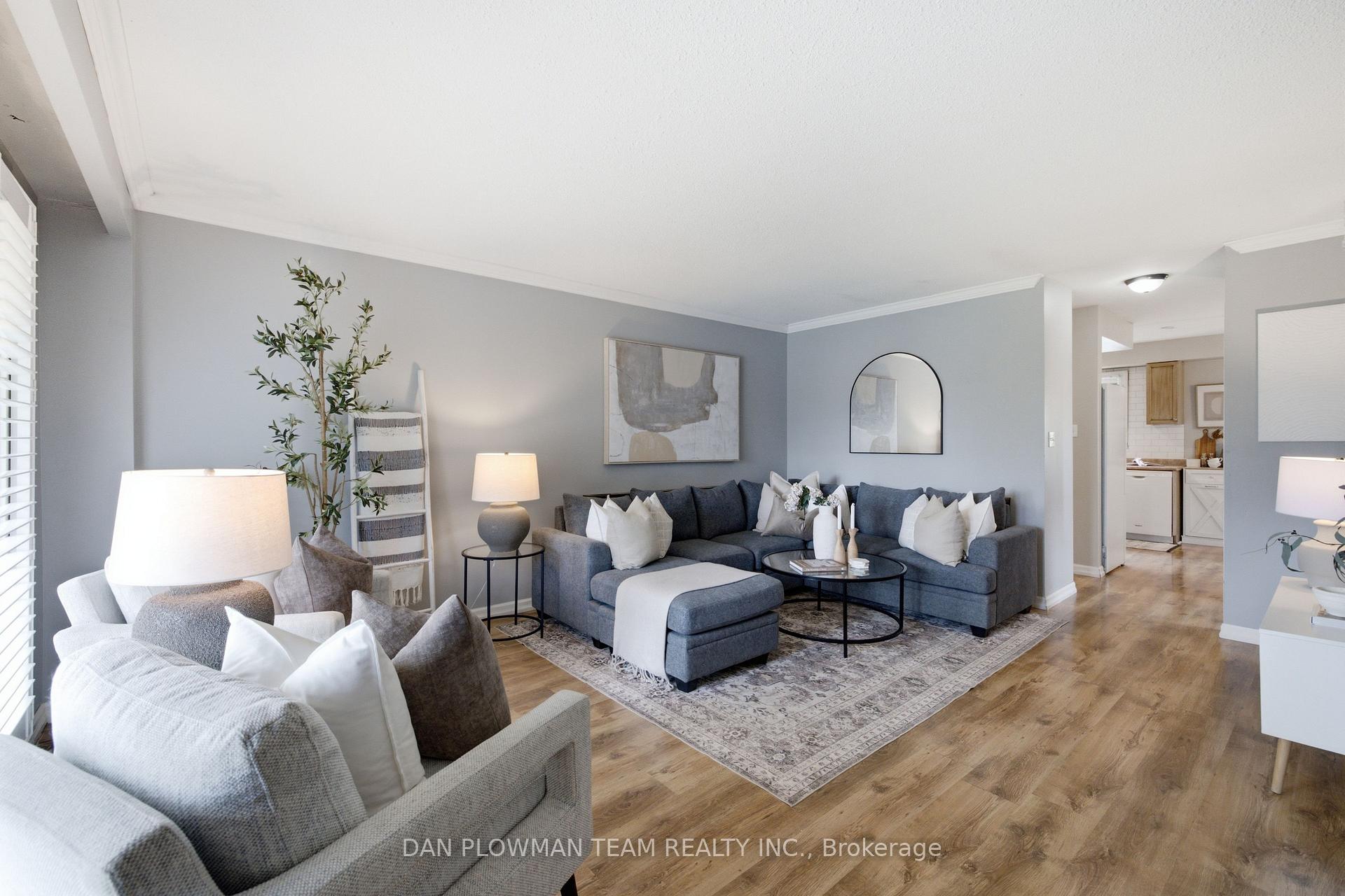 Photo 2 of 302 Vancouver Crescent, Oshawa, Vanier — HOMEH