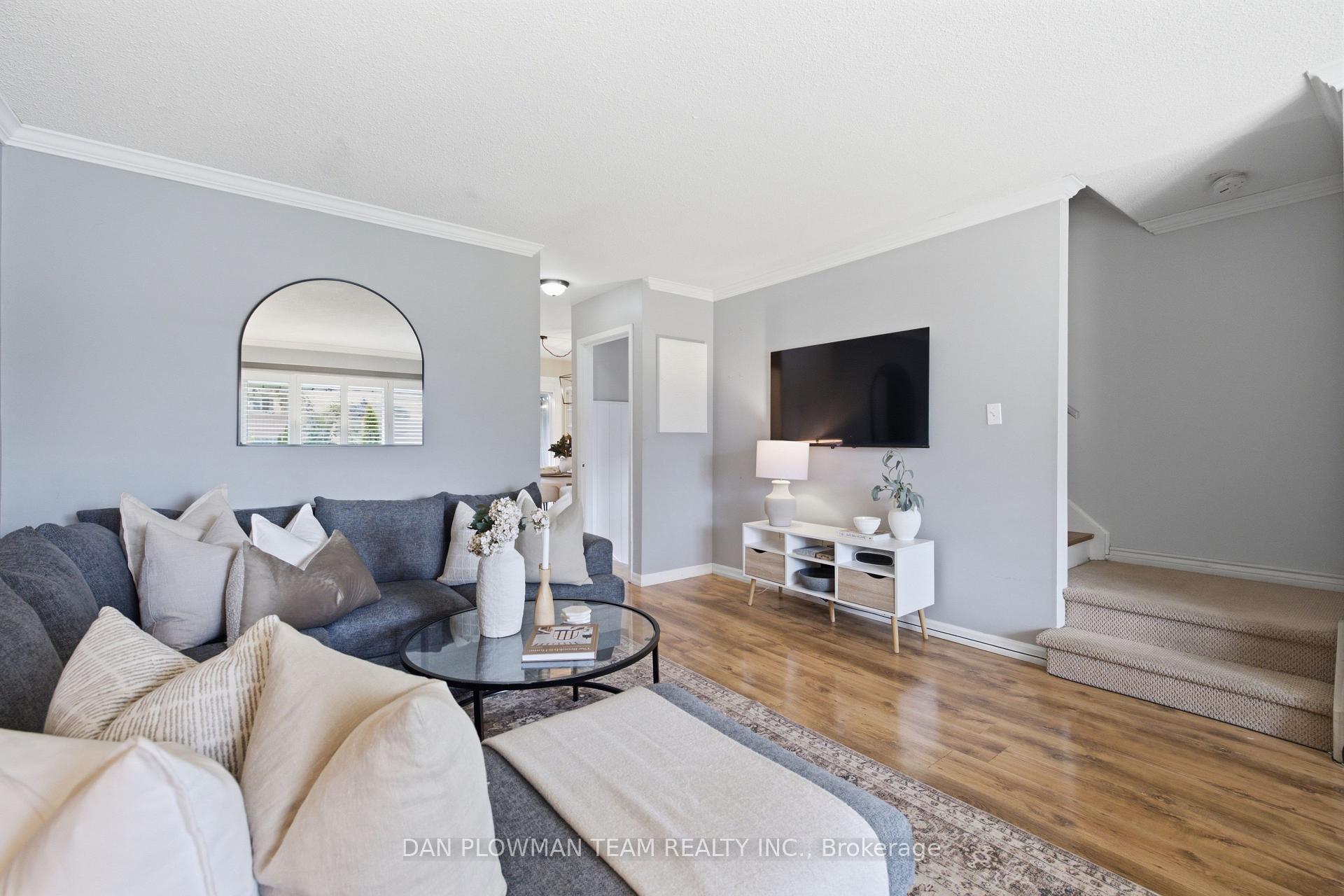 Photo 3 of 302 Vancouver Crescent, Oshawa, Vanier — HOMEH