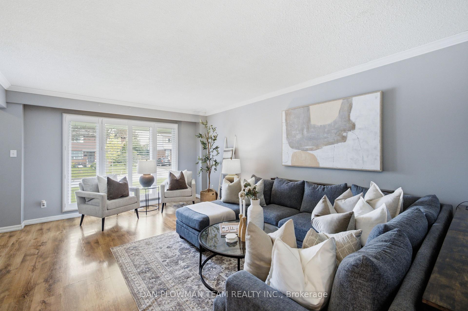 Photo 5 of 302 Vancouver Crescent, Oshawa, Vanier — HOMEH