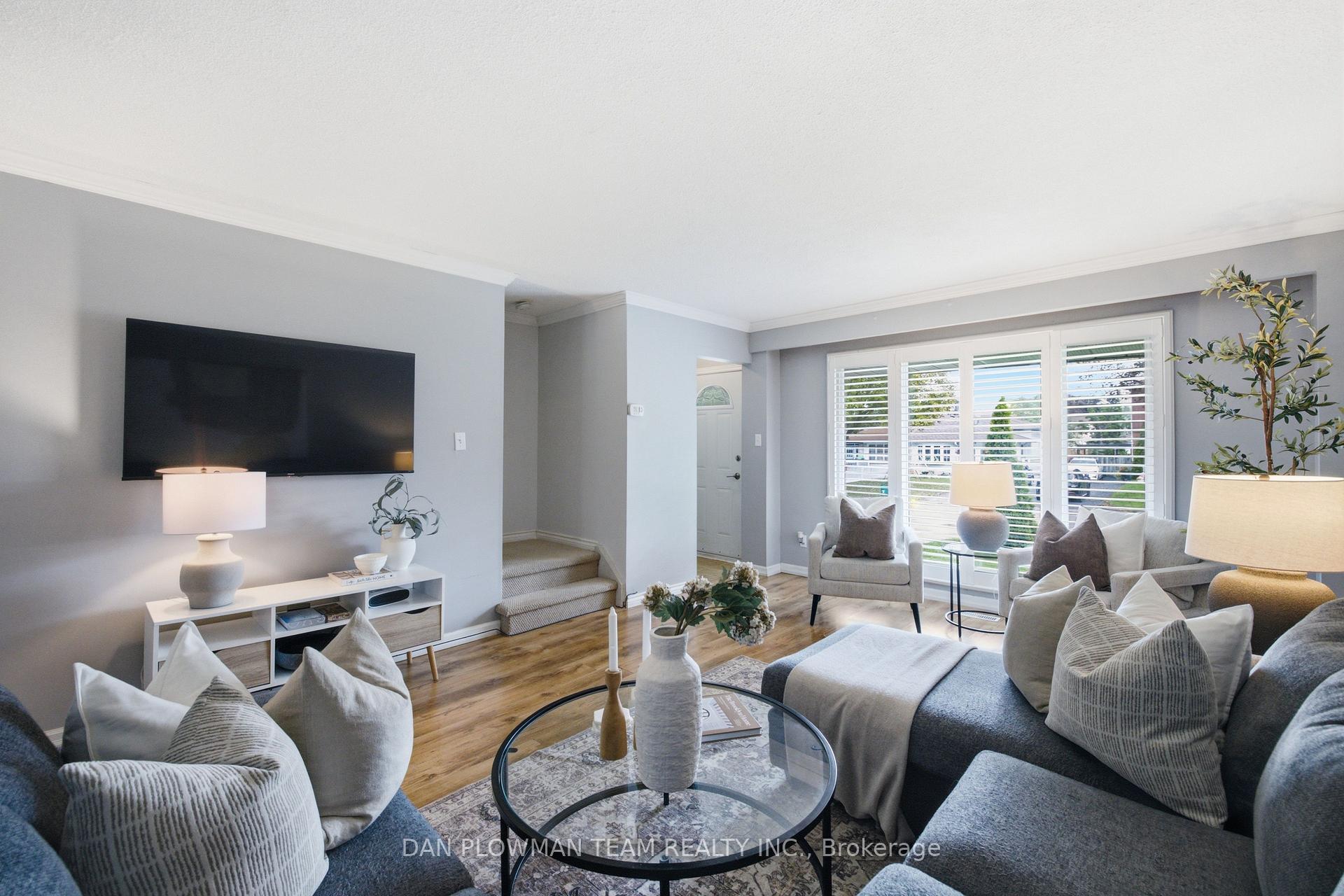 Photo 6 of 302 Vancouver Crescent, Oshawa, Vanier — HOMEH