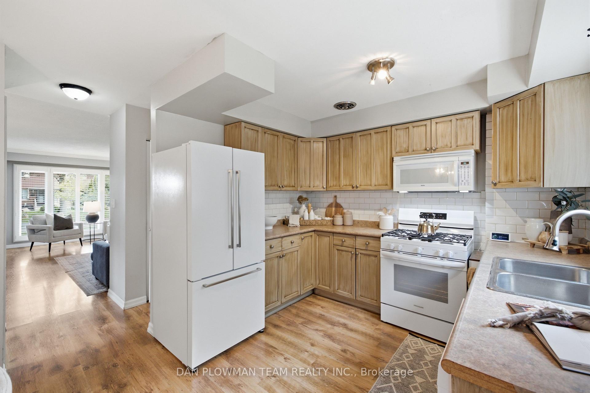 Photo 7 of 302 Vancouver Crescent, Oshawa, Vanier — HOMEH
