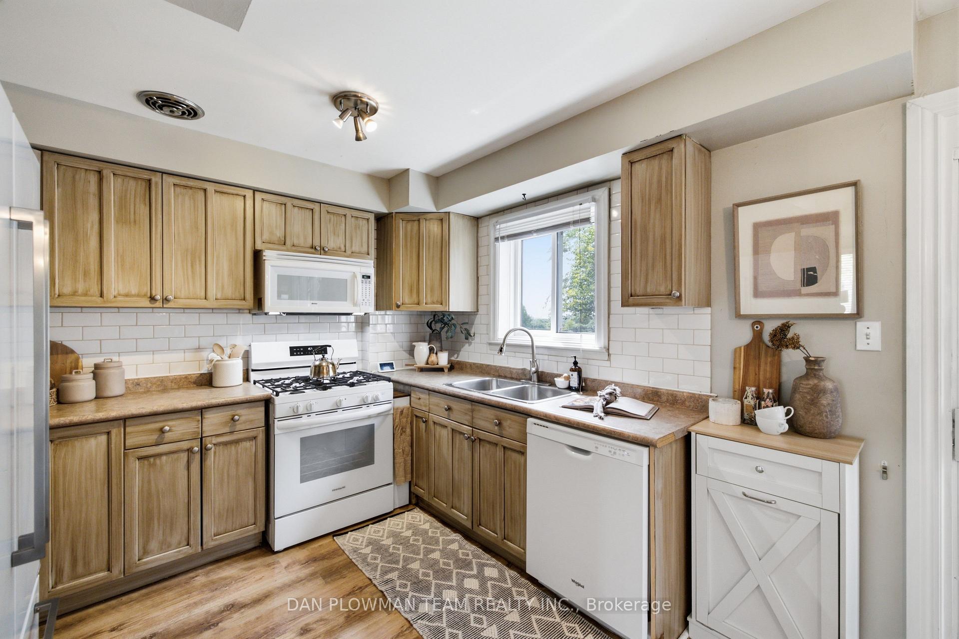 Photo 8 of 302 Vancouver Crescent, Oshawa, Vanier — HOMEH