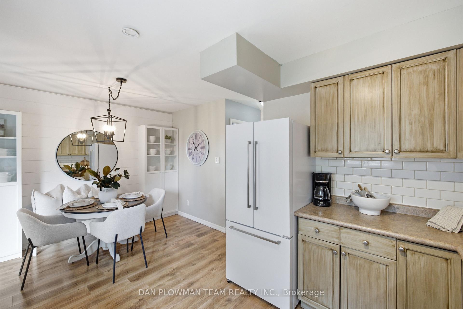 Photo 10 of 302 Vancouver Crescent, Oshawa, Vanier — HOMEH