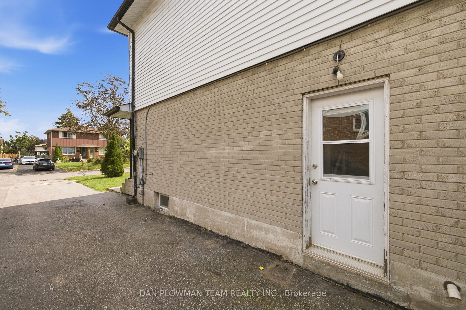 Photo 31 of 302 Vancouver Crescent, Oshawa, Vanier — HOMEH