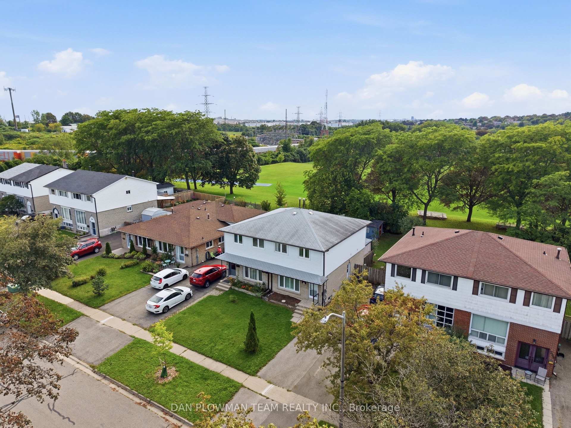 Photo 33 of 302 Vancouver Crescent, Oshawa, Vanier — HOMEH