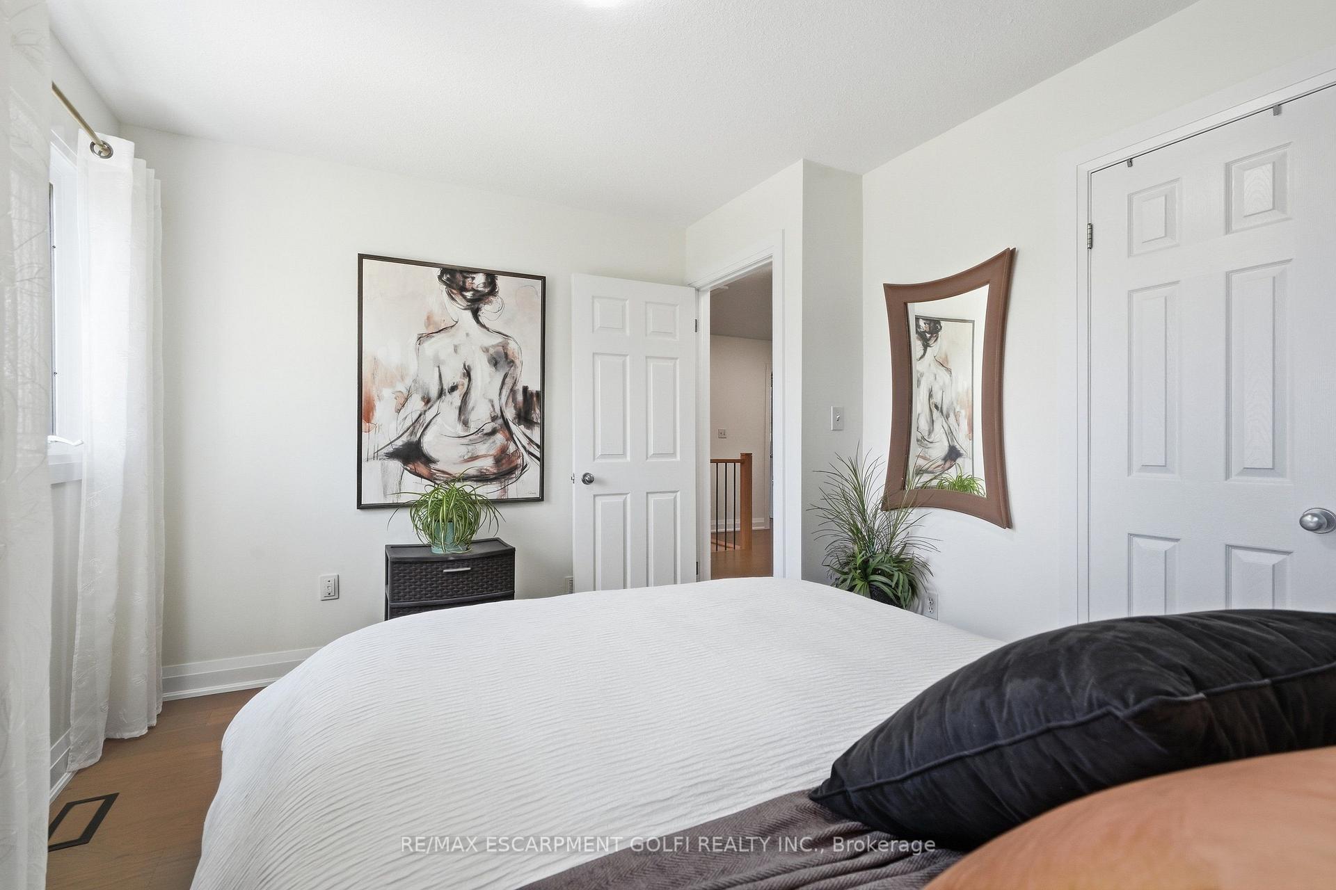 Photo 24 of 325 Foxtail Avenue, Welland, West Welland — HOMEH