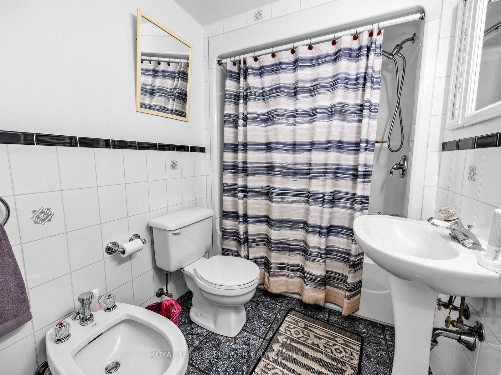 Photo 33 of 247 Vodden Street W, Brampton, Brampton West — HOMEH